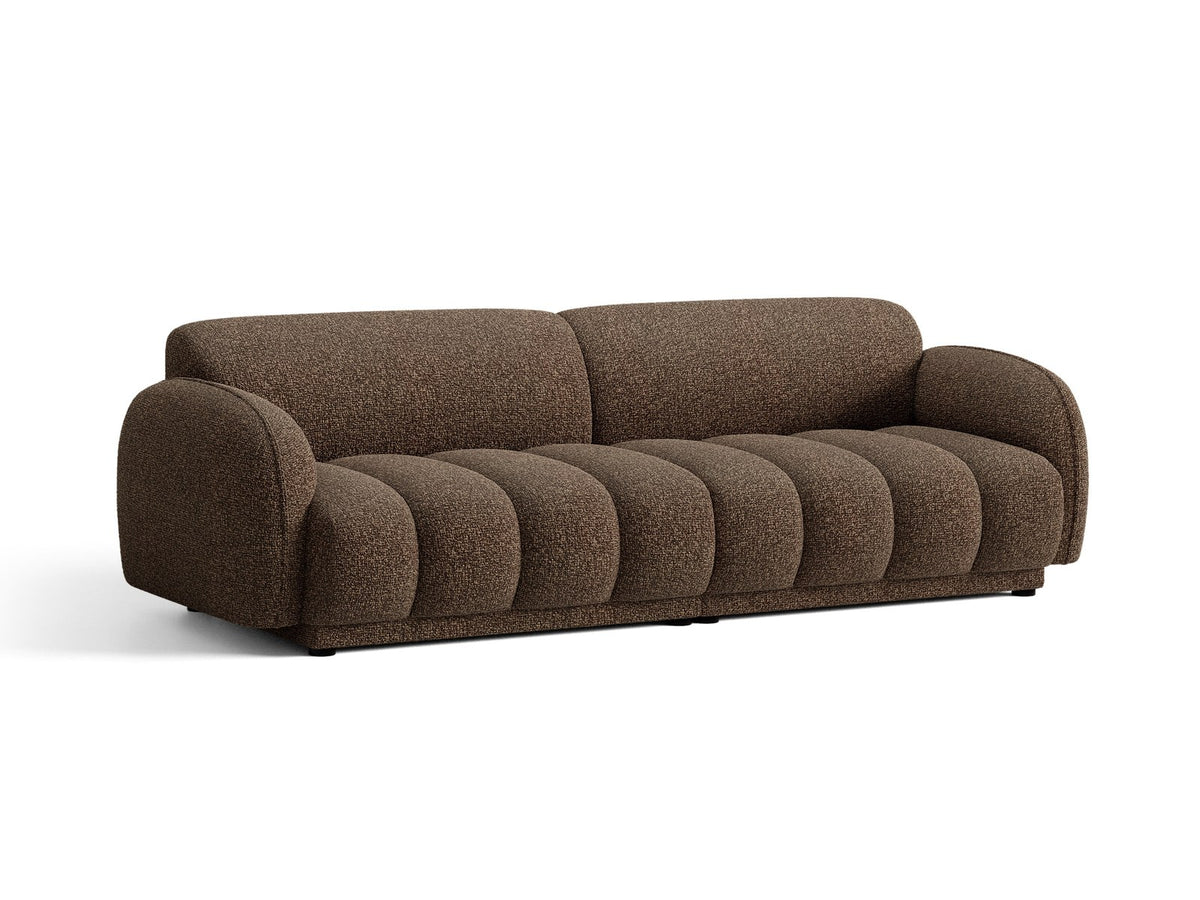 Beiges 4-Sitzer Sofa Bilbao mit Bouclé-Stoffbezug, Massivholzrahmen und schwarzen Kunststoffbeinen, Rückenlehne mit weicher Polsterung.