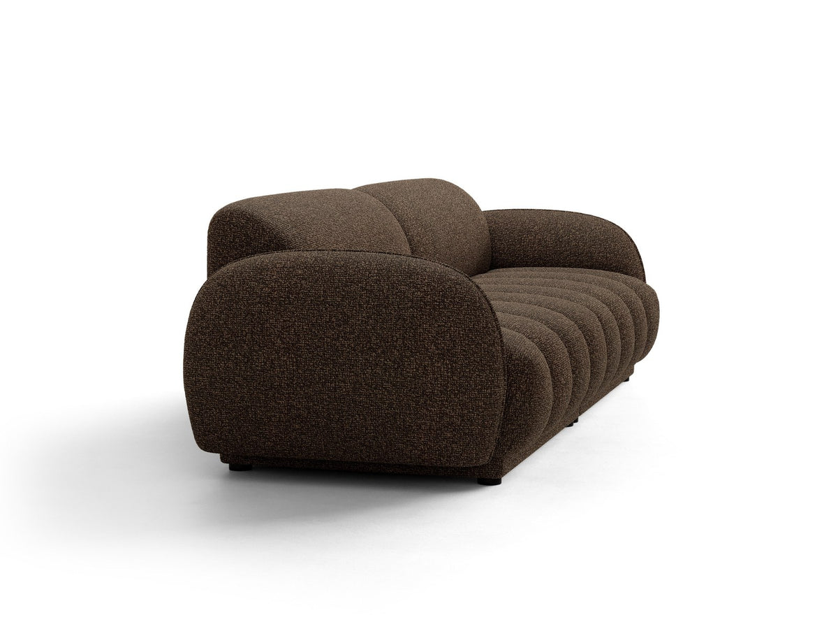 Beiges 4-Sitzer Sofa Bilbao mit Bouclé-Stoffbezug, Massivholzrahmen und schwarzen Kunststoffbeinen, Rückenlehne mit weicher Polsterung.