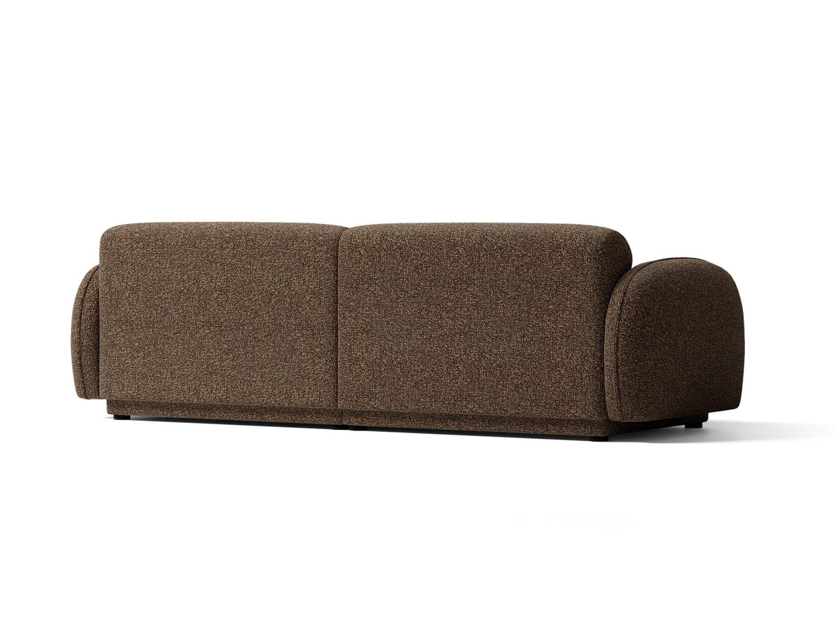 Beiges 4-Sitzer Sofa Bilbao mit Bouclé-Stoffbezug, Massivholzrahmen und schwarzen Kunststoffbeinen, Rückenlehne mit weicher Polsterung.