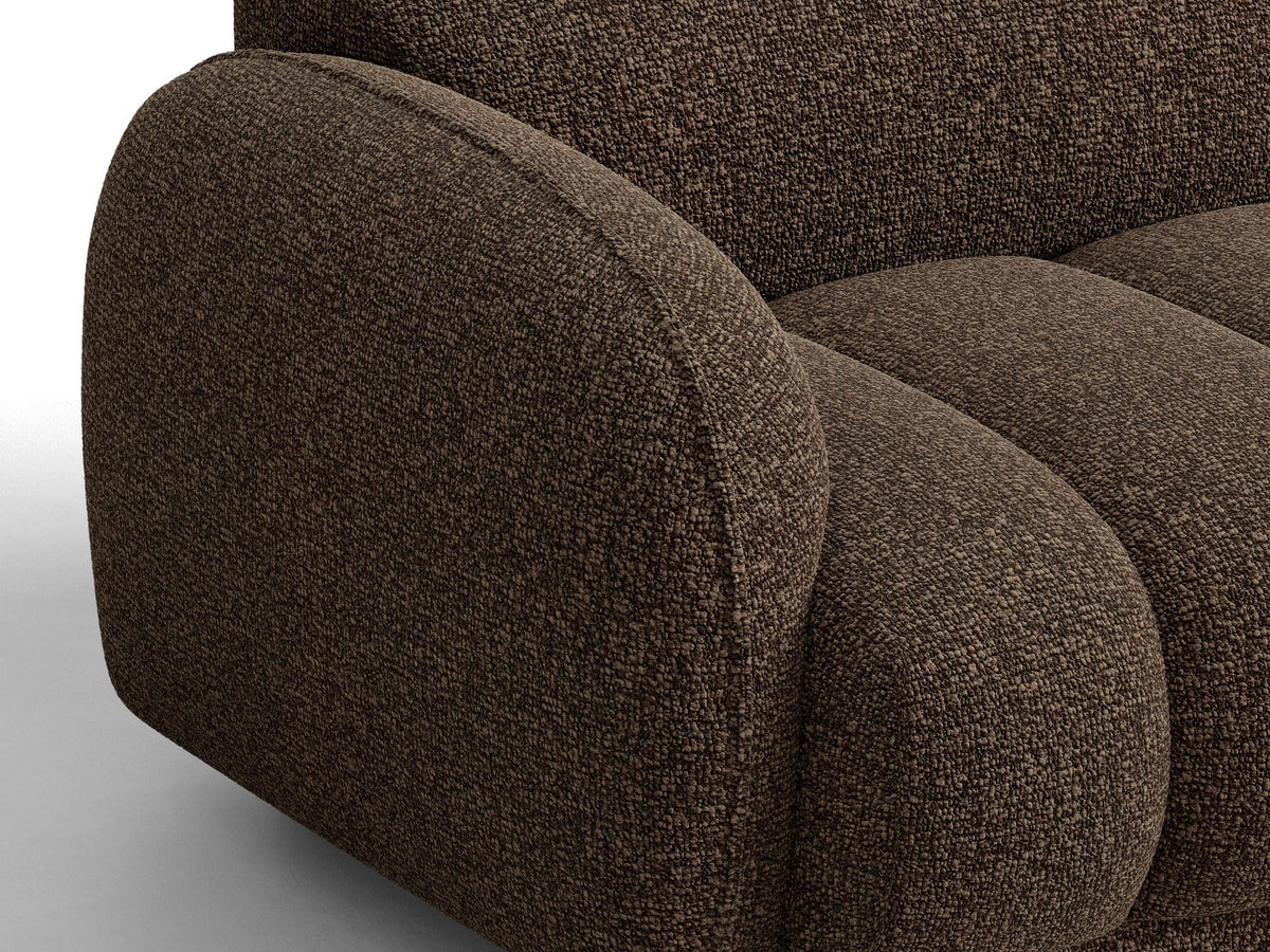 Beiges 4-Sitzer Sofa Bilbao mit Bouclé-Stoffbezug, Massivholzrahmen und schwarzen Kunststoffbeinen, Rückenlehne mit weicher Polsterung.