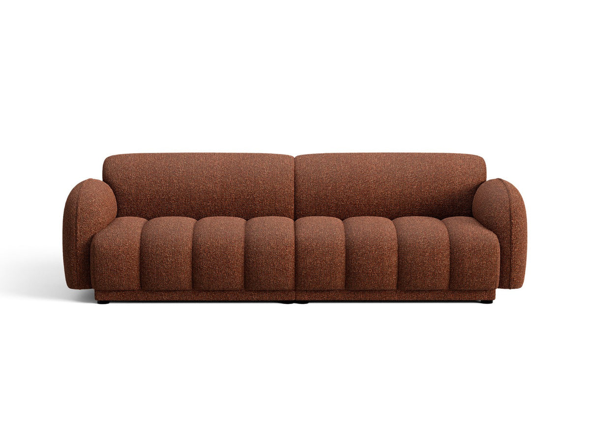 Beiges 4-Sitzer Sofa Bilbao mit Bouclé-Stoffbezug, Massivholzrahmen und schwarzen Kunststoffbeinen, Rückenlehne mit weicher Polsterung.