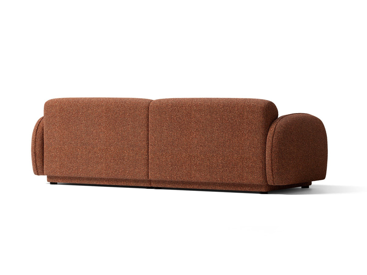 Beiges 4-Sitzer Sofa Bilbao mit Bouclé-Stoffbezug, Massivholzrahmen und schwarzen Kunststoffbeinen, Rückenlehne mit weicher Polsterung.