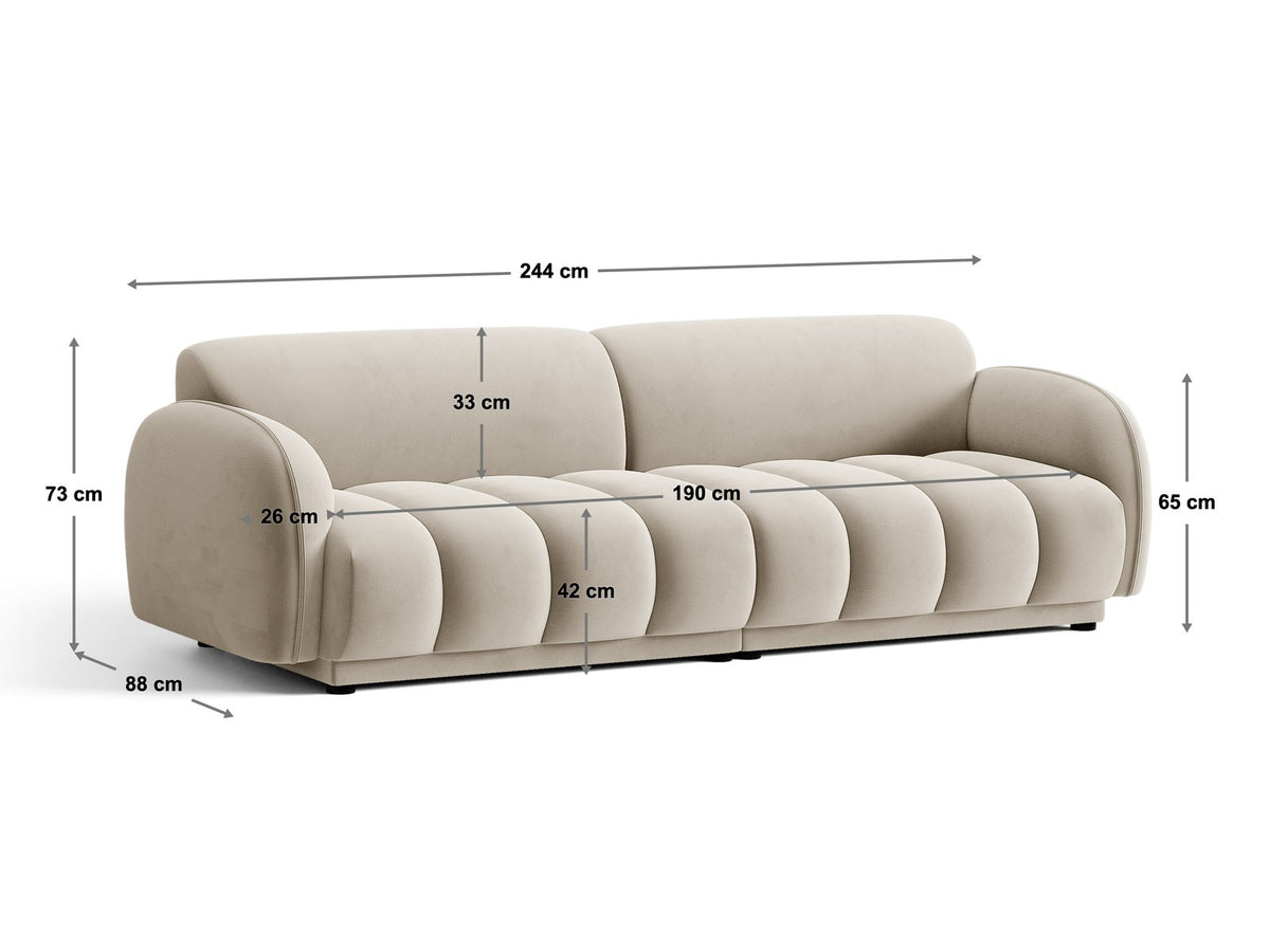 Beiges 4-Sitzer Sofa Bilbao mit Bouclé-Stoffbezug, Massivholzrahmen und schwarzen Kunststoffbeinen, Rückenlehne mit weicher Polsterung.