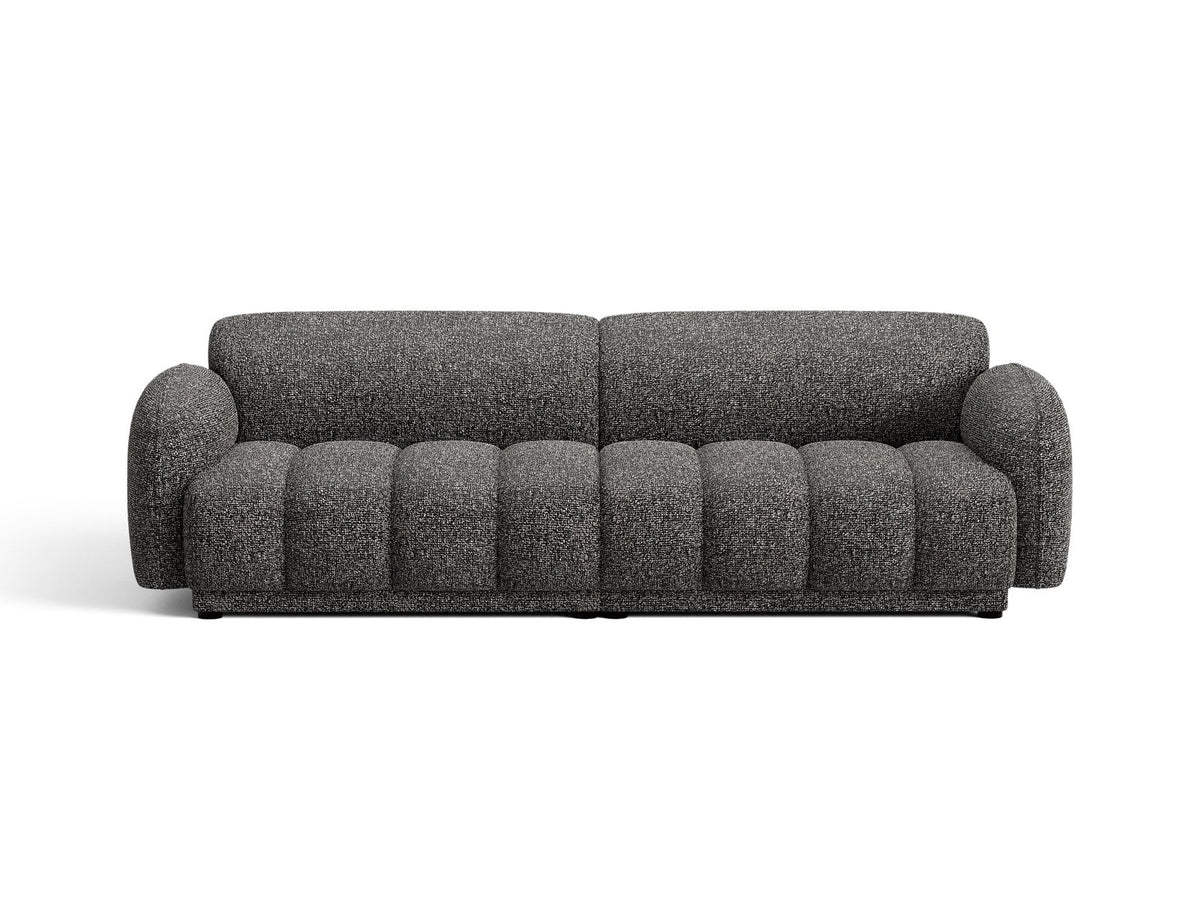 Beiges 4-Sitzer Sofa Bilbao mit Bouclé-Stoffbezug, Massivholzrahmen und schwarzen Kunststoffbeinen, Rückenlehne mit weicher Polsterung.