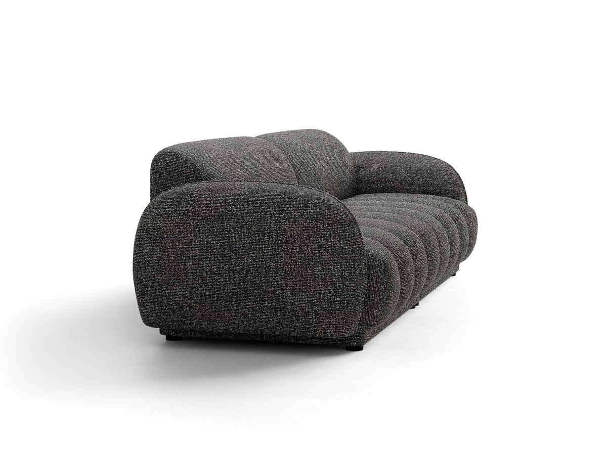 Beiges 4-Sitzer Sofa Bilbao mit Bouclé-Stoffbezug, Massivholzrahmen und schwarzen Kunststoffbeinen, Rückenlehne mit weicher Polsterung.