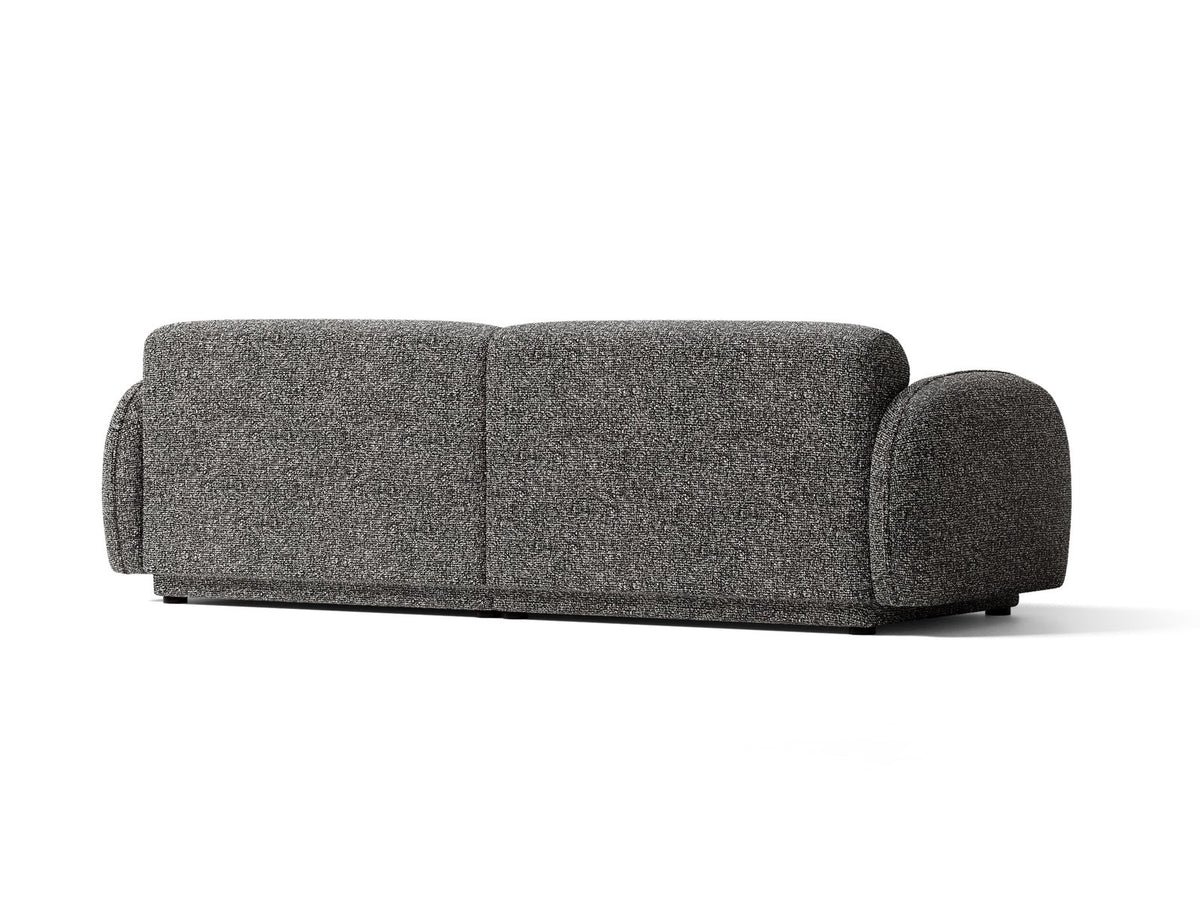 Beiges 4-Sitzer Sofa Bilbao mit Bouclé-Stoffbezug, Massivholzrahmen und schwarzen Kunststoffbeinen, Rückenlehne mit weicher Polsterung.