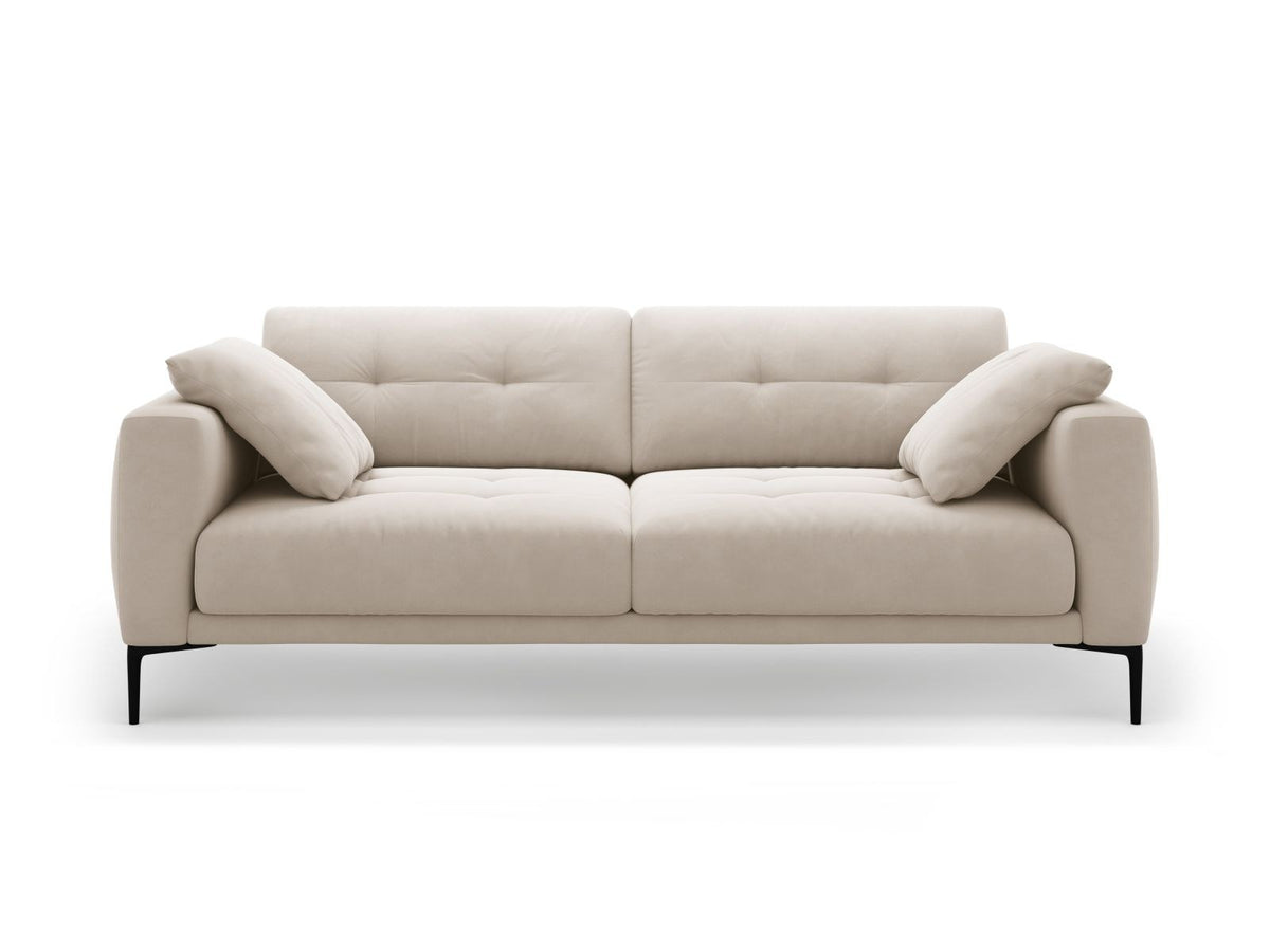 Beige Samt-Sofa Lazio mit 4 Sitzplätzen, Massivholzrahmen, Sitzpolster und schwarzen Metallbeinen, Frontalansicht im Wohnraum.