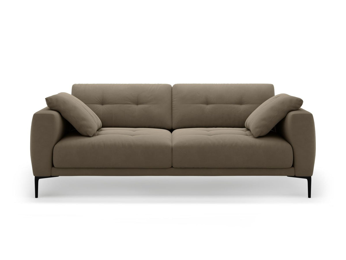 Beige Samt-Sofa Lazio mit 4 Sitzplätzen, Massivholzrahmen, Sitzpolster und schwarzen Metallbeinen, Frontalansicht im Wohnraum.