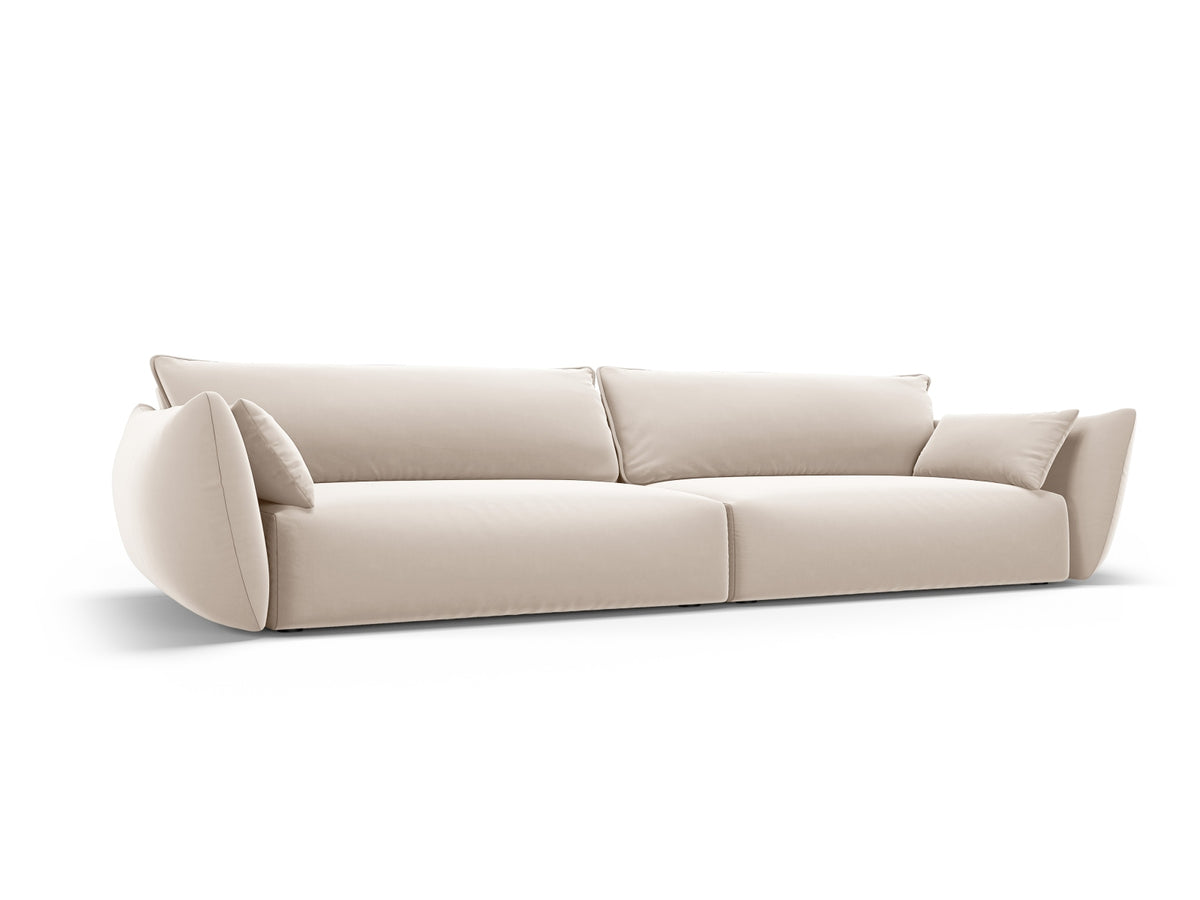 Sofa Matera, 4er Sofa mit Stoffbezug, geneigter Rückenlehne und schwarzen Kunststoffbeinen