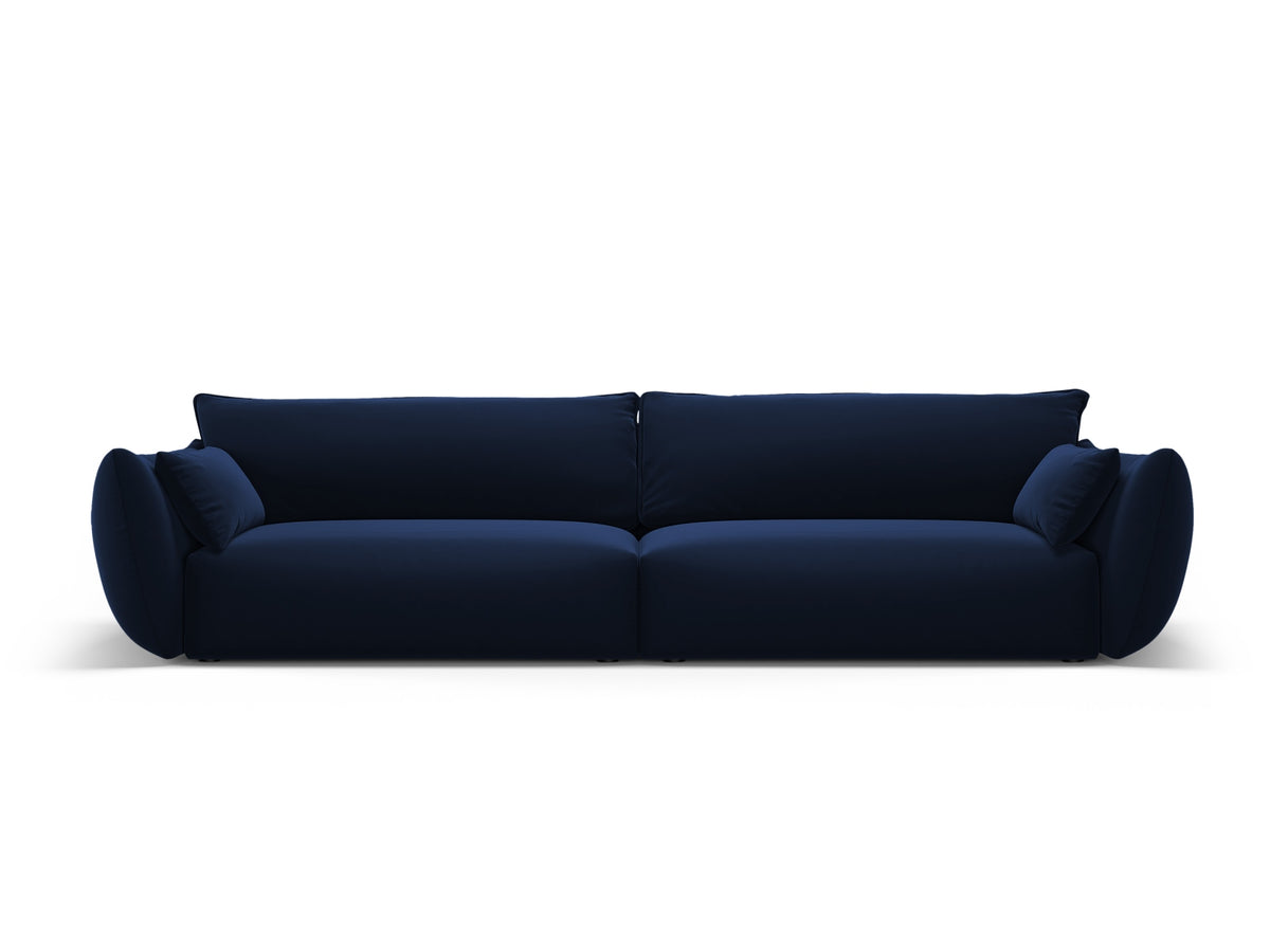 Sofa Matera, 4er Sofa mit Stoffbezug, geneigter Rückenlehne und schwarzen Kunststoffbeinen