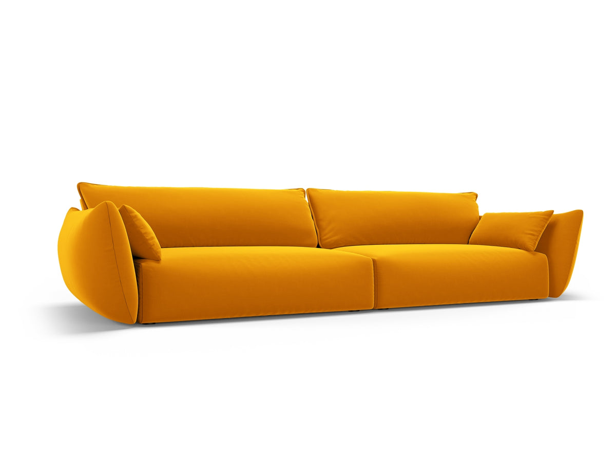 Sofa Matera, 4er Sofa mit Stoffbezug, geneigter Rückenlehne und schwarzen Kunststoffbeinen