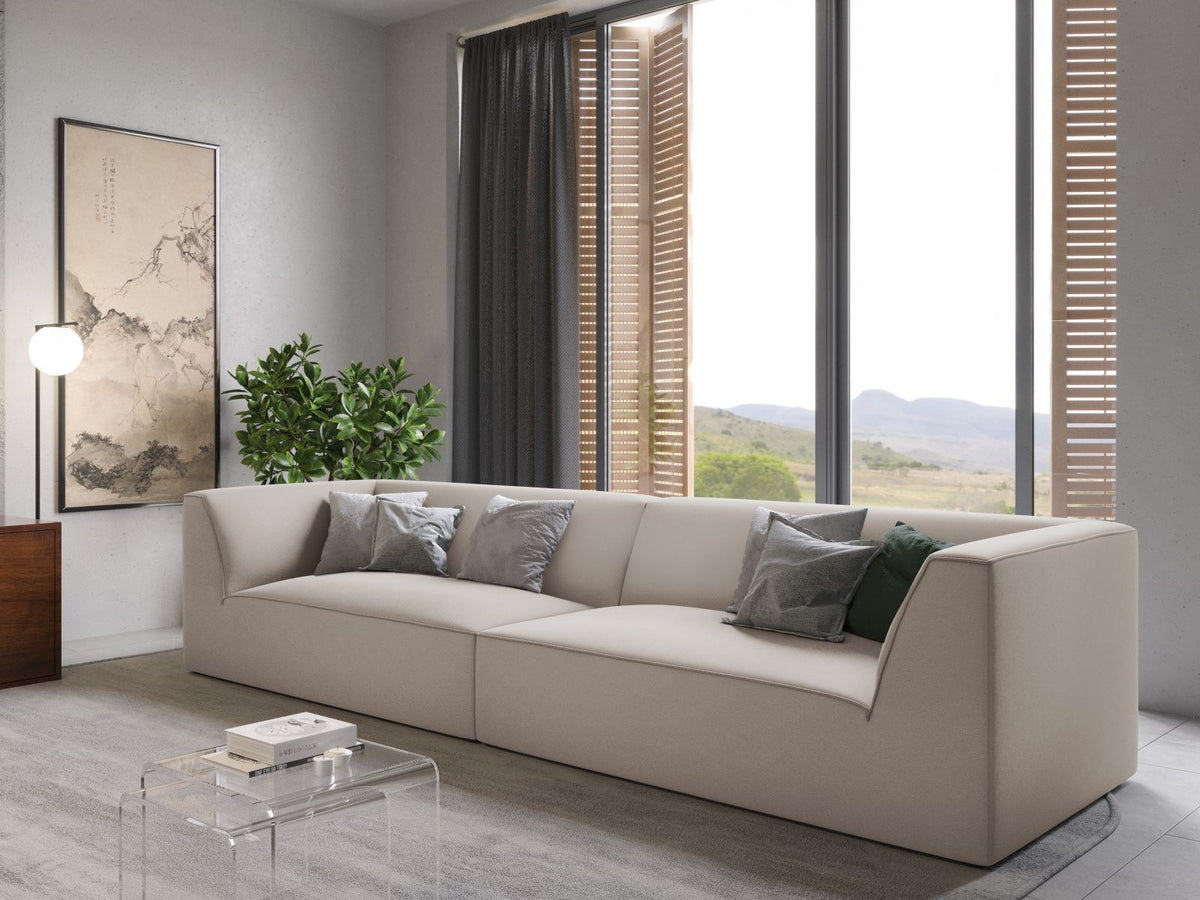 Beige-farbenes 4er Sofa Siena mit Samtbezug, schwarzen Kunststoffbeinen und gepolsterter Rückenlehne, Frontalansicht auf hellem Hintergrund.