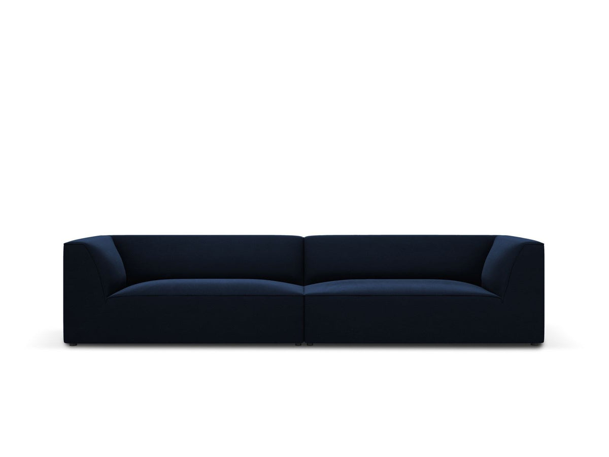 Beige-farbenes 4er Sofa Siena mit Samtbezug, schwarzen Kunststoffbeinen und gepolsterter Rückenlehne, Frontalansicht auf hellem Hintergrund.