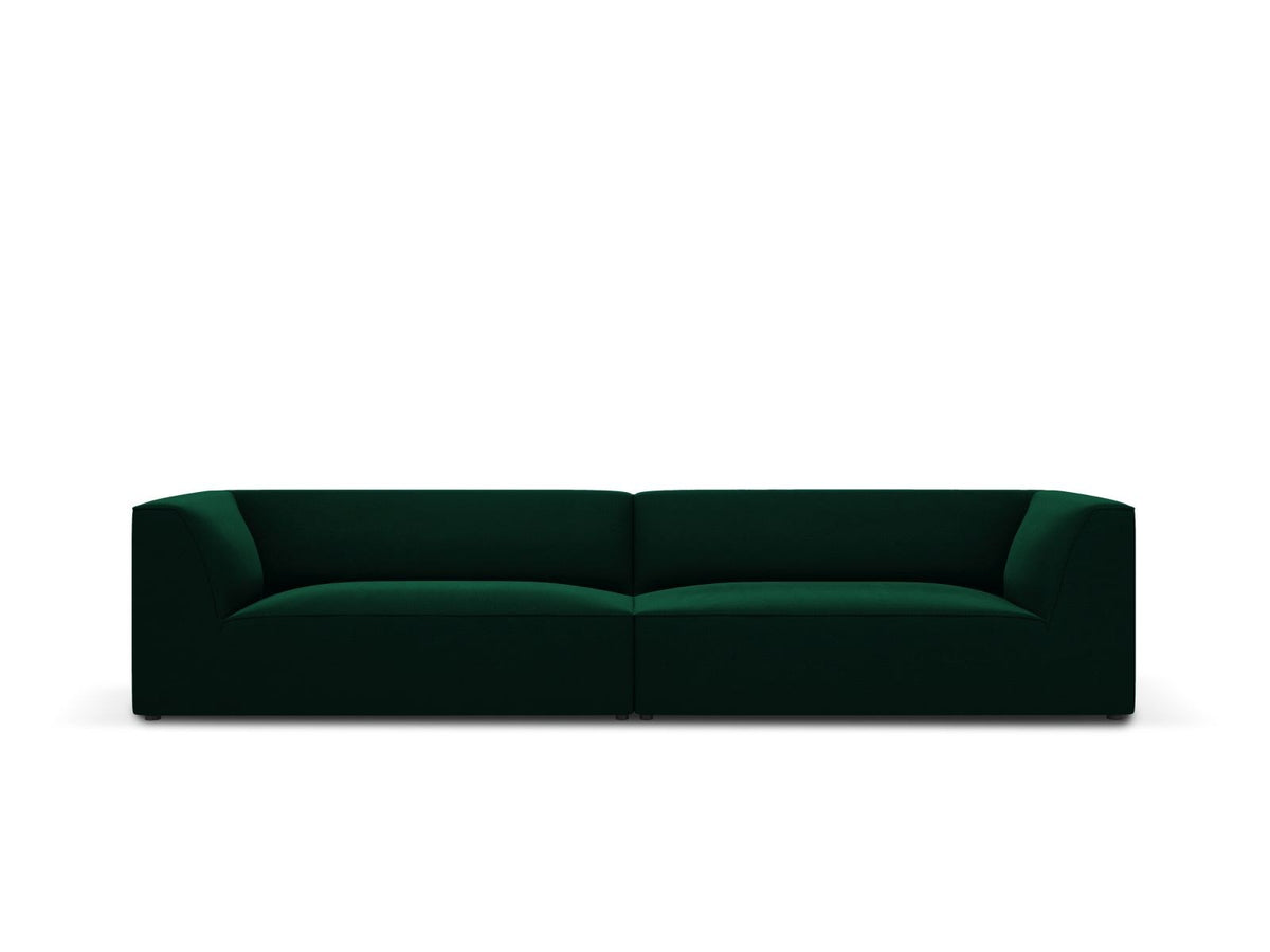 Beige-farbenes 4er Sofa Siena mit Samtbezug, schwarzen Kunststoffbeinen und gepolsterter Rückenlehne, Frontalansicht auf hellem Hintergrund.