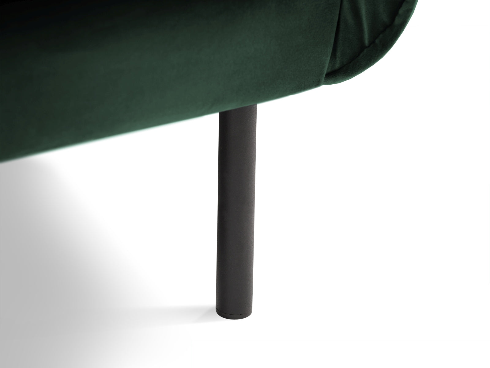 Luxuriöses 4-Sitzer Sofa aus weichem Velours, perfekt für entspannte Stunden im Wohnzimmer. Pflegeleicht und stilvoll für jedes Zuhause.