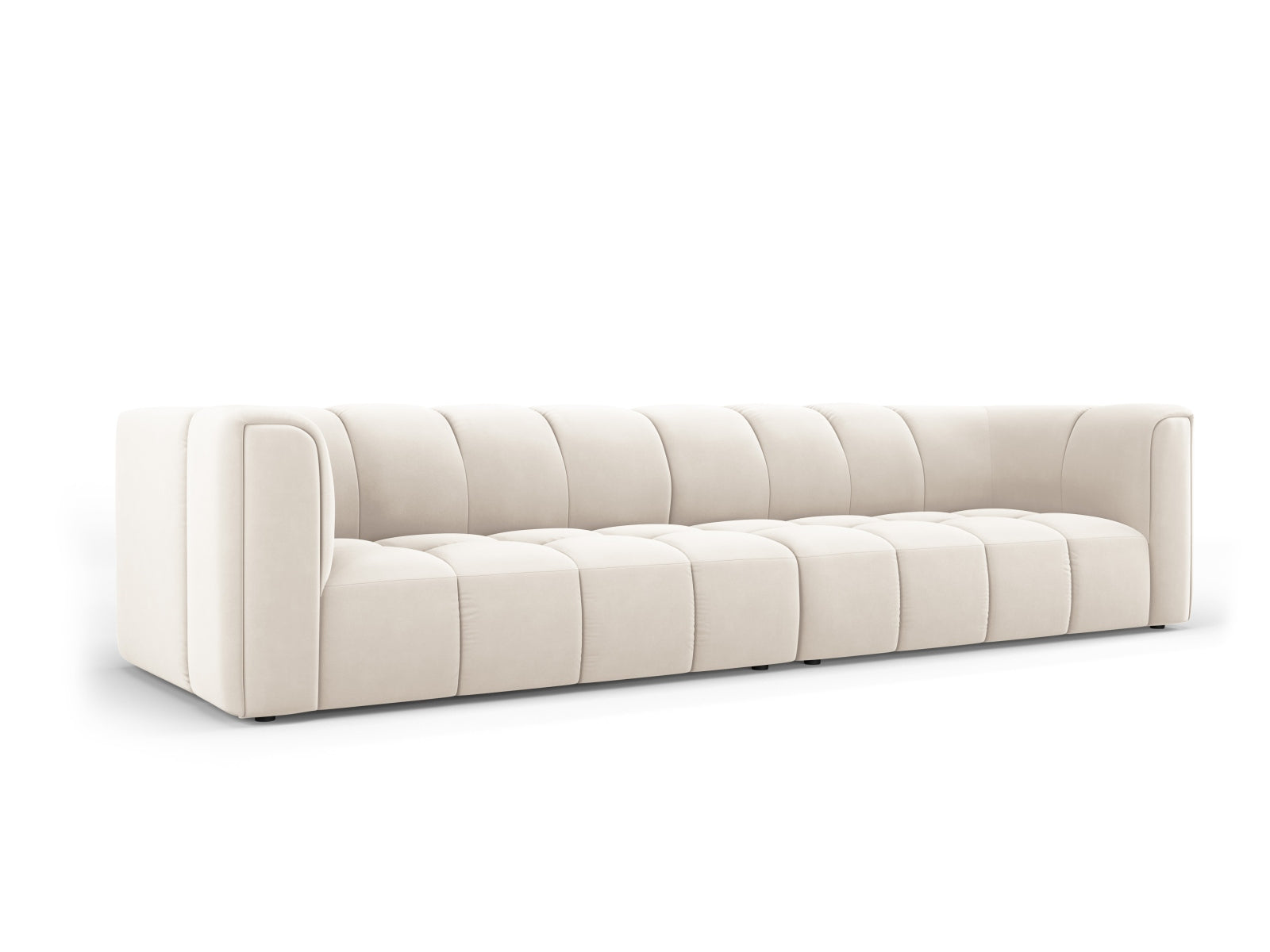 Elegantes 4-Sitzer Sofa Moritz in hellem Beige-Bluvel, ideal für moderne Wohnräume, erhältlich bei KAQTU Design AG.