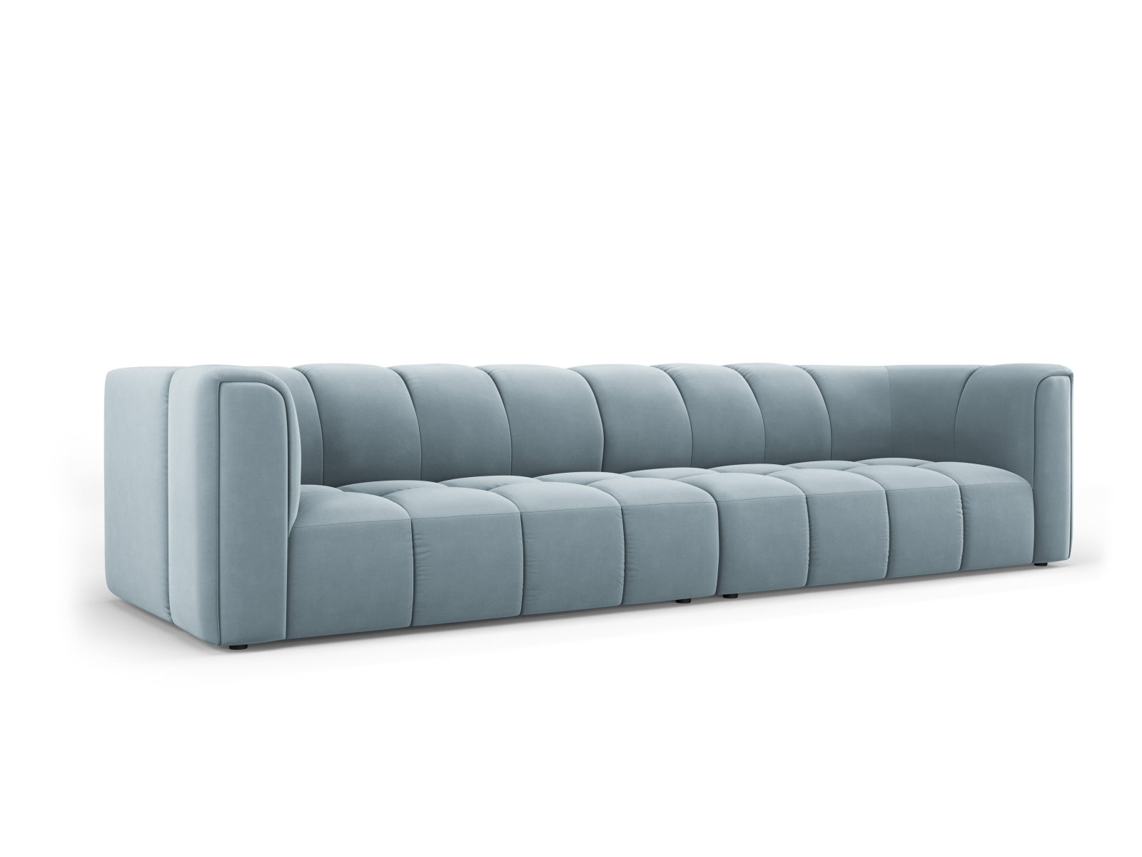 Elegantes 4-Sitzer Sofa Moritz in sanftem Hellblau, ideal für moderne Wohnräume, erhältlich bei KAQTU Design AG.