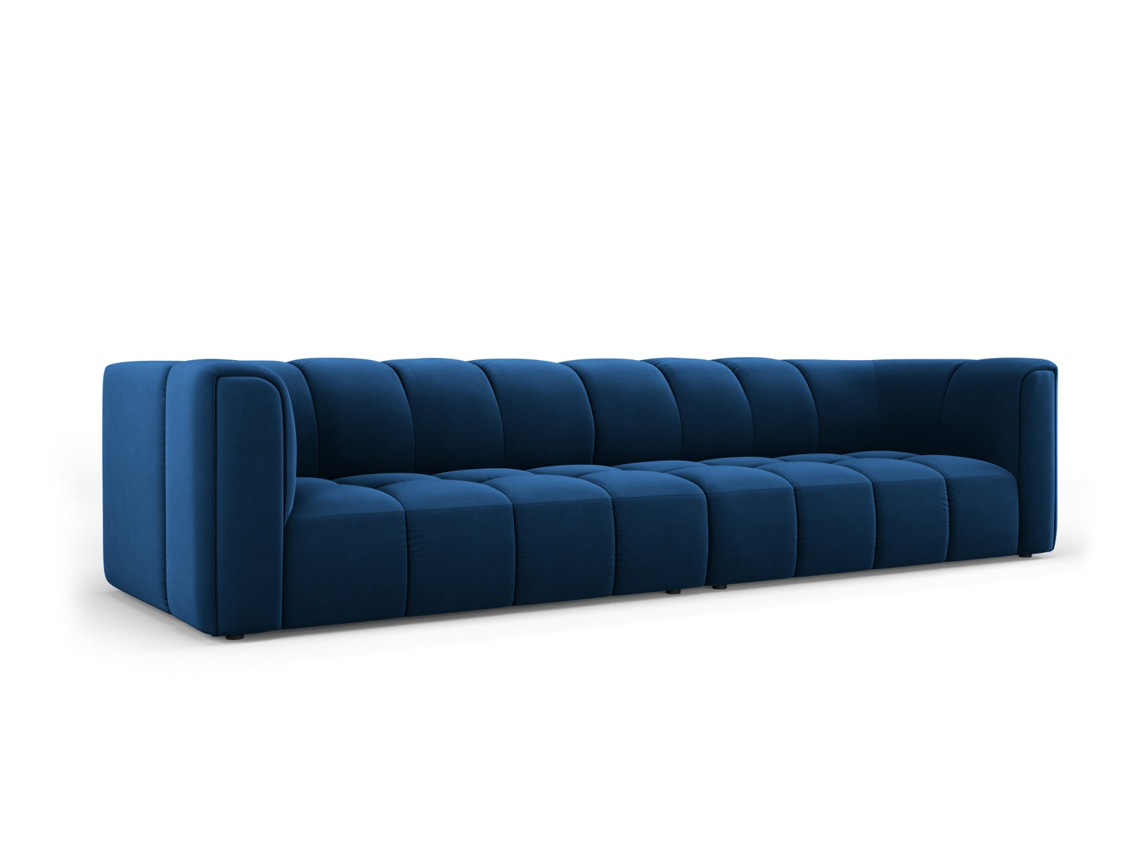 Elegantes 4-Sitzer Sofa Moritz in Royal Blue-Bluvel, ideal für stilvolle Wohnräume, erhältlich bei KAQTU Design AG.
