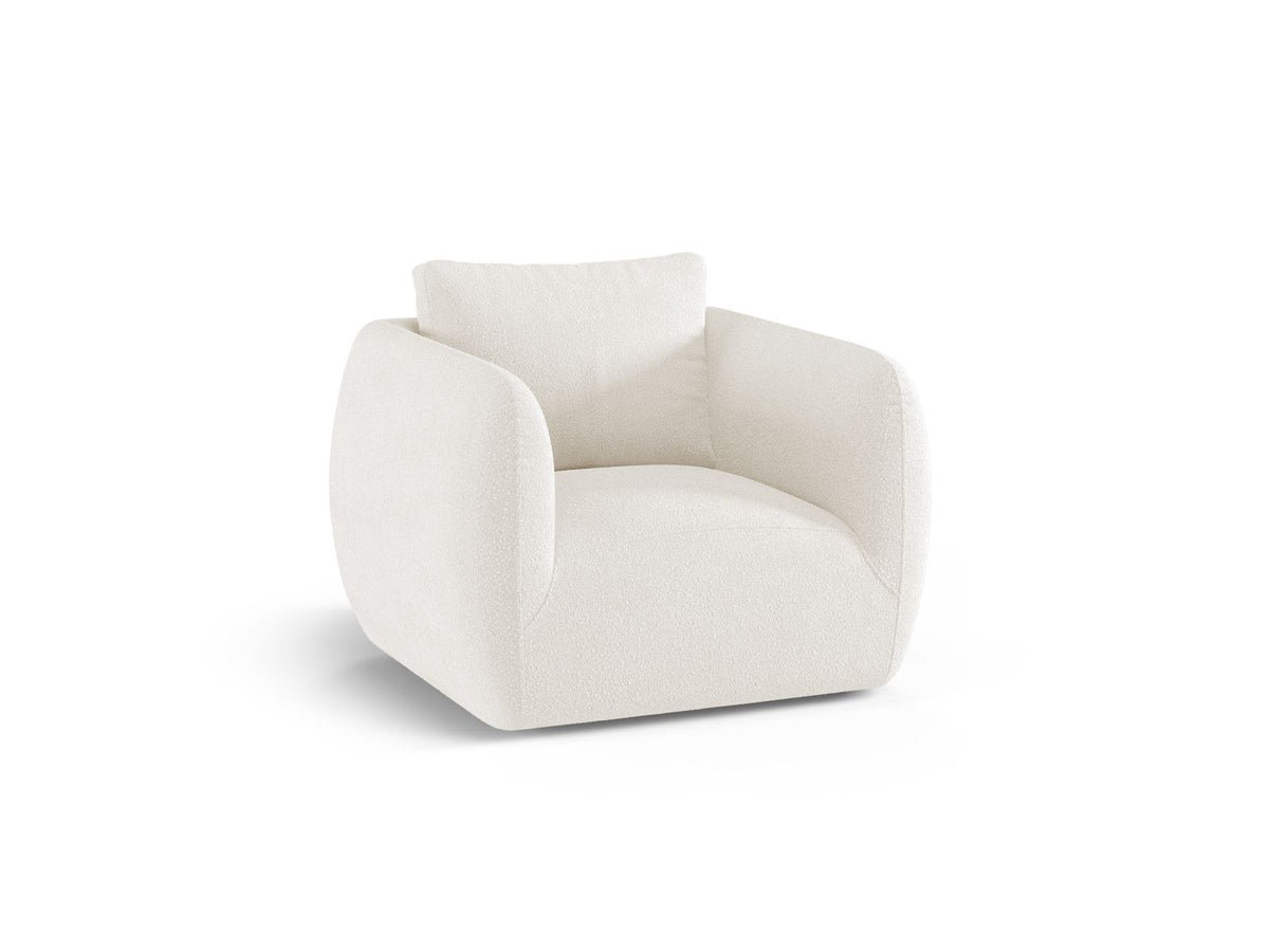 Bouclé-Sessel Nimes in White-Baloo von Cosmopolitan Design mit rundem Kiefernholzgestell und schlanken silberfarbenen Metallbeinen, frontal fotografiert.