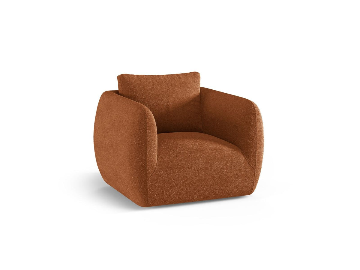 Bouclé-Sessel Nimes in White-Baloo von Cosmopolitan Design mit rundem Kiefernholzgestell und schlanken silberfarbenen Metallbeinen, frontal fotografiert.