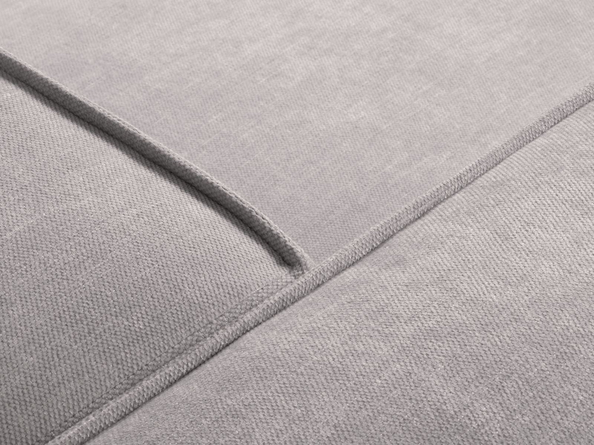 Turin Sessel mit Chenille-Bezug in Light Beige-Rosario, Massivholzrahmen aus Kiefer und Beinen aus schwarzem Buchenholz, Ansicht mit Armlehnen und Rückenlehne.