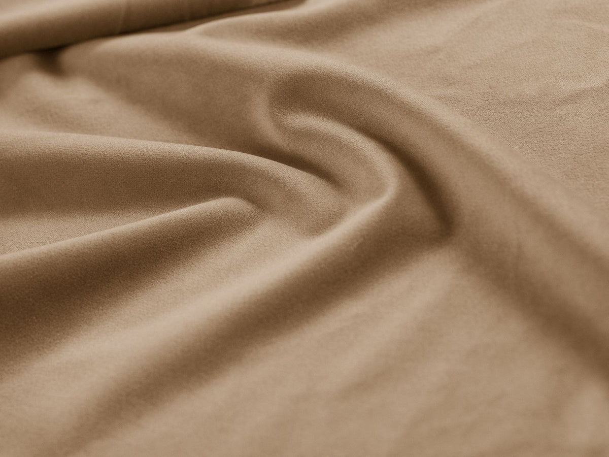 Drehsessel Savona mit samtigem Stoffbezug in Light Beige, gepolsterter Rückenlehne und stoffbezogenen Beinen auf Kiefernholzgestell.
