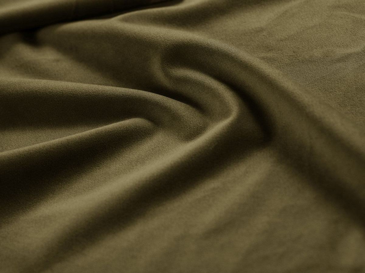 Drehsessel Savona mit samtigem Stoffbezug in Light Beige, gepolsterter Rückenlehne und stoffbezogenen Beinen auf Kiefernholzgestell.