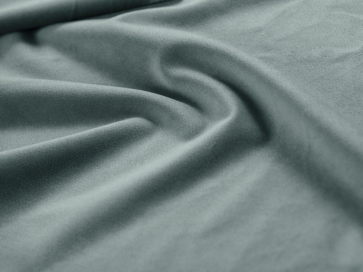 Drehsessel Savona mit samtigem Stoffbezug in Light Beige, gepolsterter Rückenlehne und stoffbezogenen Beinen auf Kiefernholzgestell.
