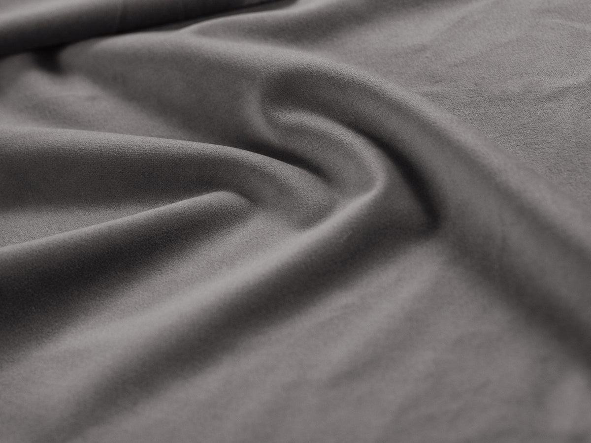 Drehsessel Savona mit samtigem Stoffbezug in Light Beige, gepolsterter Rückenlehne und stoffbezogenen Beinen auf Kiefernholzgestell.