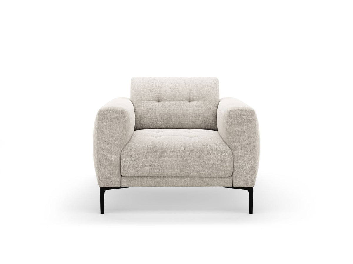 Beige gepolsterter Sessel mit Sorella-Stoffbezug, schwarzen Metallbeinen und Massivholzrahmen, Frontalansicht auf weissem Hintergrund.