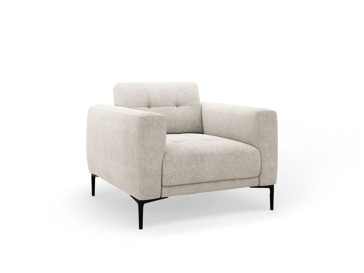 Beige gepolsterter Sessel mit Sorella-Stoffbezug, schwarzen Metallbeinen und Massivholzrahmen, Frontalansicht auf weissem Hintergrund.