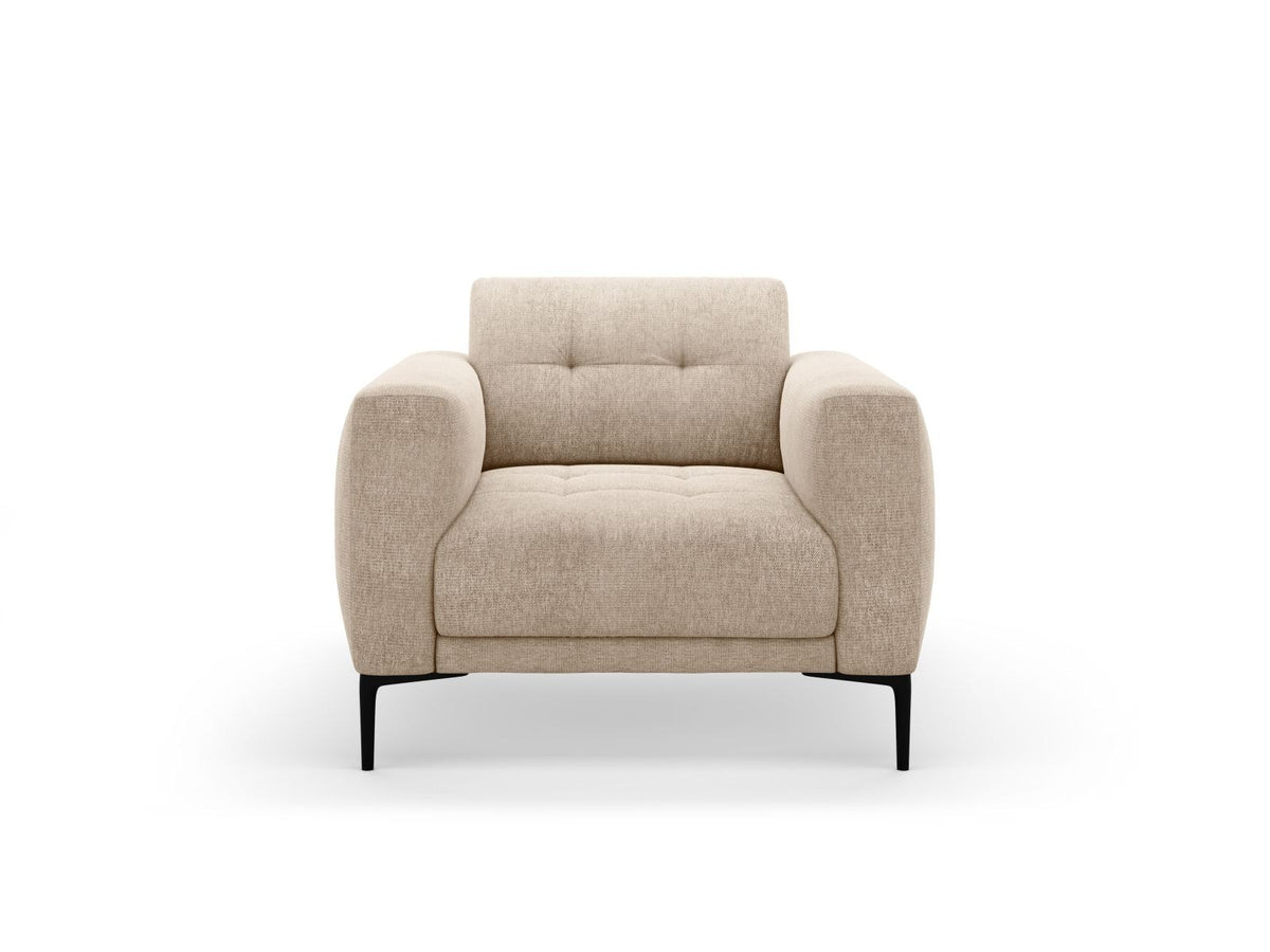Beige gepolsterter Sessel mit Sorella-Stoffbezug, schwarzen Metallbeinen und Massivholzrahmen, Frontalansicht auf weissem Hintergrund.