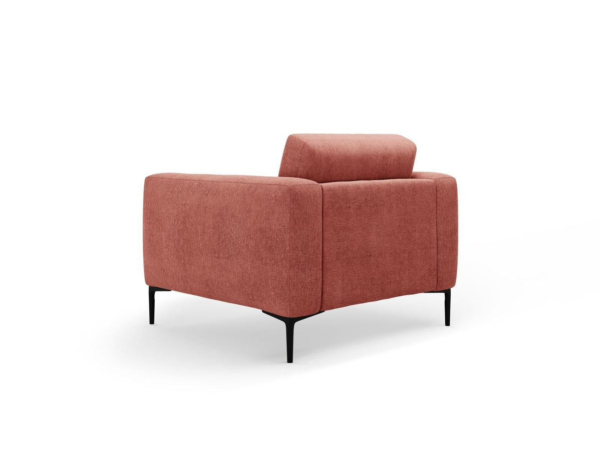 Beige gepolsterter Sessel mit Sorella-Stoffbezug, schwarzen Metallbeinen und Massivholzrahmen, Frontalansicht auf weissem Hintergrund.