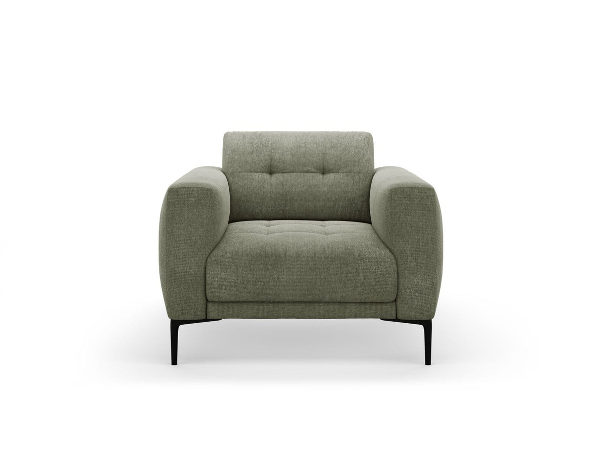 Beige gepolsterter Sessel mit Sorella-Stoffbezug, schwarzen Metallbeinen und Massivholzrahmen, Frontalansicht auf weissem Hintergrund.