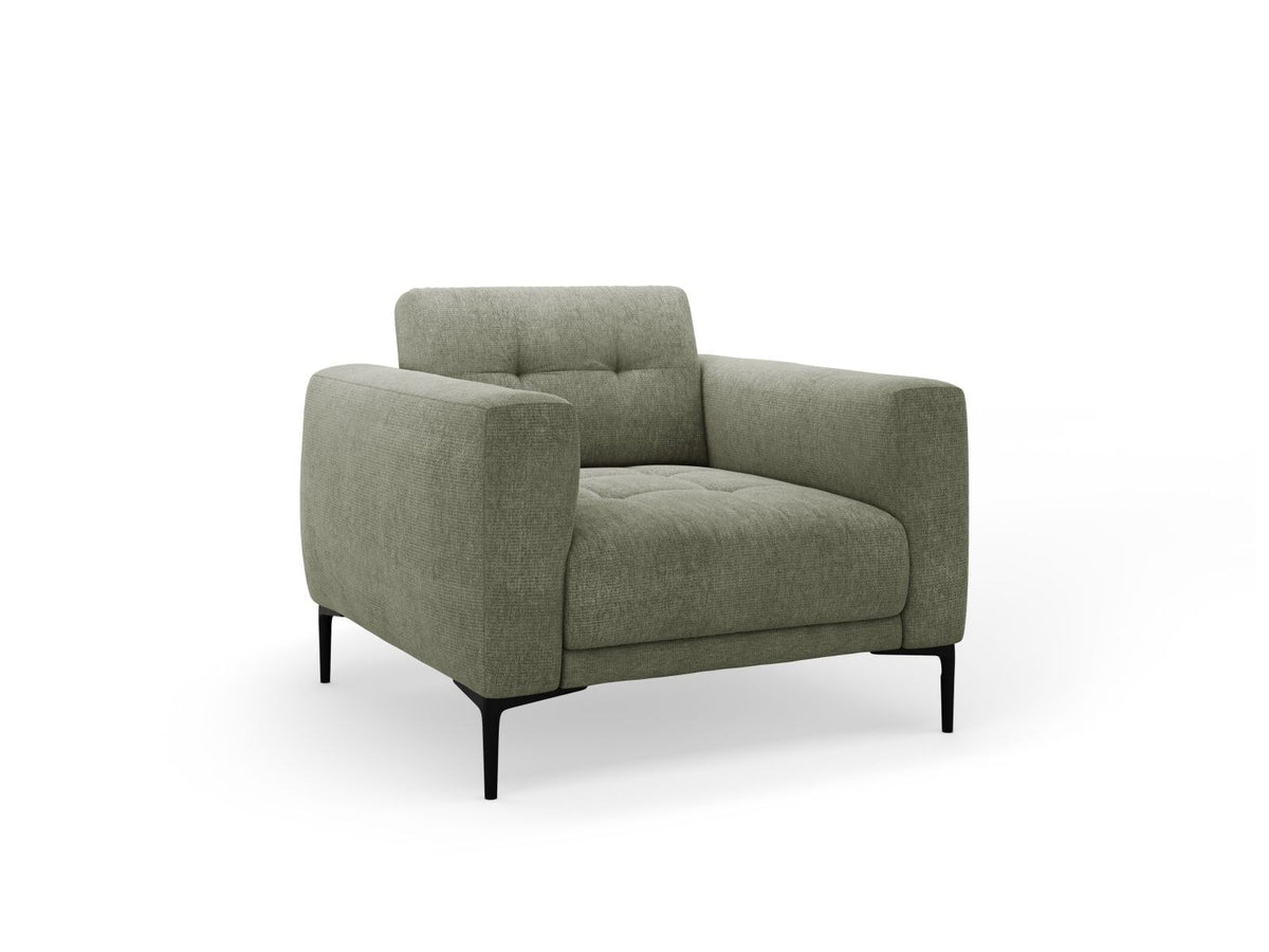 Beige gepolsterter Sessel mit Sorella-Stoffbezug, schwarzen Metallbeinen und Massivholzrahmen, Frontalansicht auf weissem Hintergrund.