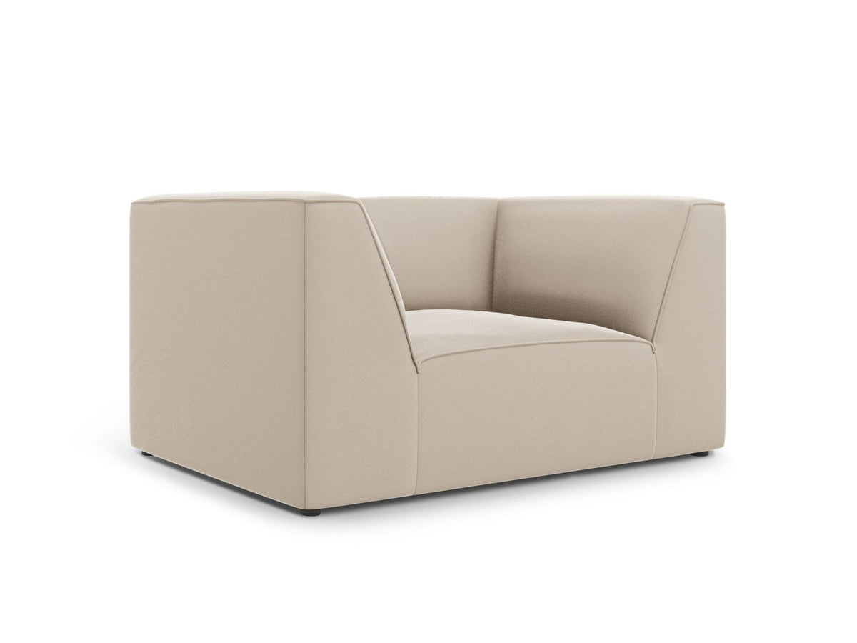 Beiger Samt-Sessel Siena von Cosmopolitan Design mit Massivholzrahmen, gepolsterter Sitzfläche und schwarzen Kunststoffbeinen.
