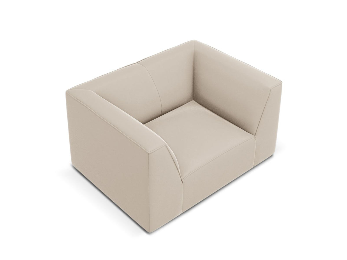 Beiger Samt-Sessel Siena von Cosmopolitan Design mit Massivholzrahmen, gepolsterter Sitzfläche und schwarzen Kunststoffbeinen.