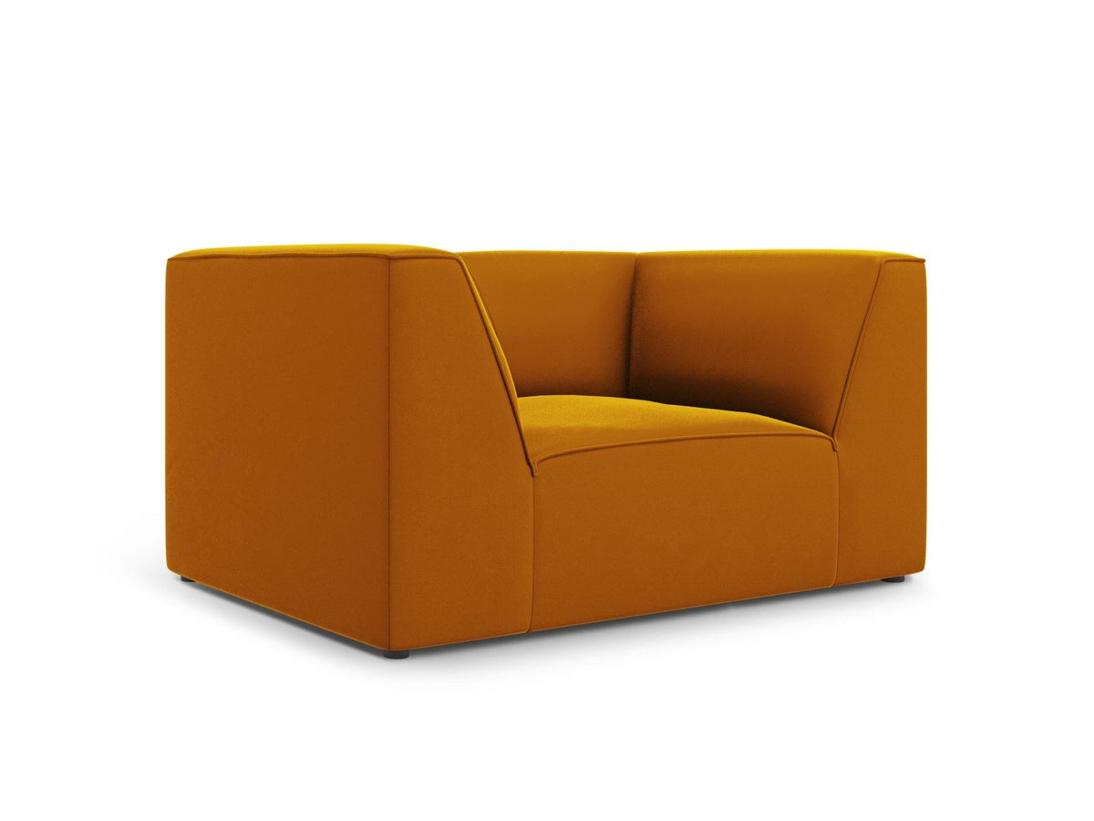 Beiger Samt-Sessel Siena von Cosmopolitan Design mit Massivholzrahmen, gepolsterter Sitzfläche und schwarzen Kunststoffbeinen.