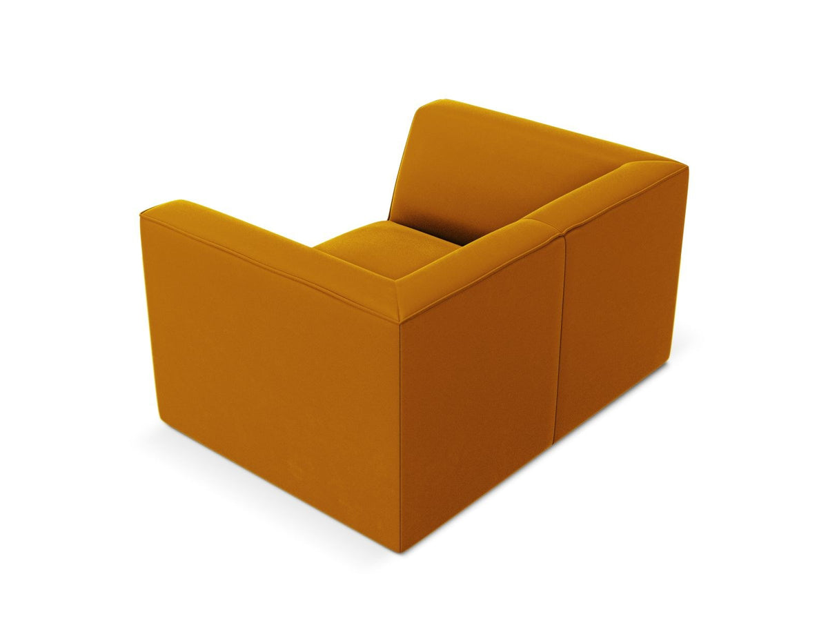 Beiger Samt-Sessel Siena von Cosmopolitan Design mit Massivholzrahmen, gepolsterter Sitzfläche und schwarzen Kunststoffbeinen.