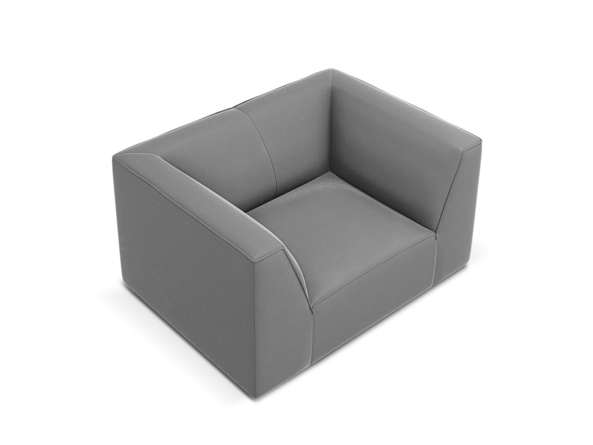 Beiger Samt-Sessel Siena von Cosmopolitan Design mit Massivholzrahmen, gepolsterter Sitzfläche und schwarzen Kunststoffbeinen.