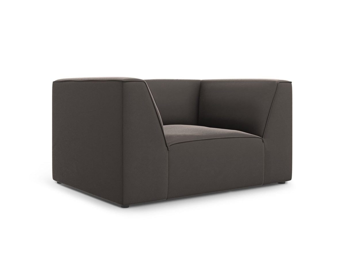 Beiger Samt-Sessel Siena von Cosmopolitan Design mit Massivholzrahmen, gepolsterter Sitzfläche und schwarzen Kunststoffbeinen.