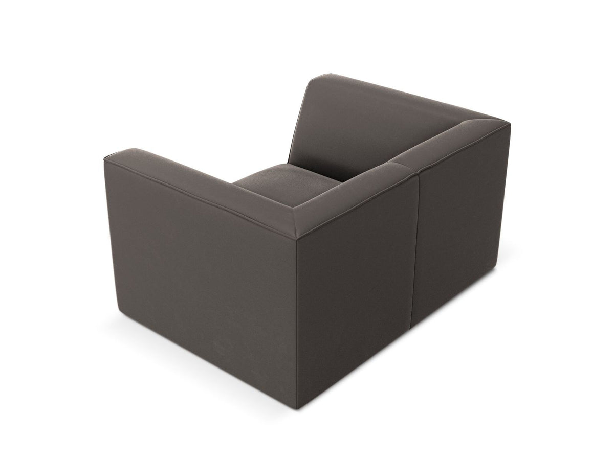 Beiger Samt-Sessel Siena von Cosmopolitan Design mit Massivholzrahmen, gepolsterter Sitzfläche und schwarzen Kunststoffbeinen.