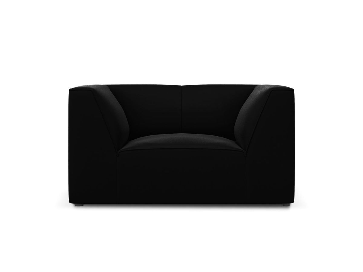 Beiger Samt-Sessel Siena von Cosmopolitan Design mit Massivholzrahmen, gepolsterter Sitzfläche und schwarzen Kunststoffbeinen.