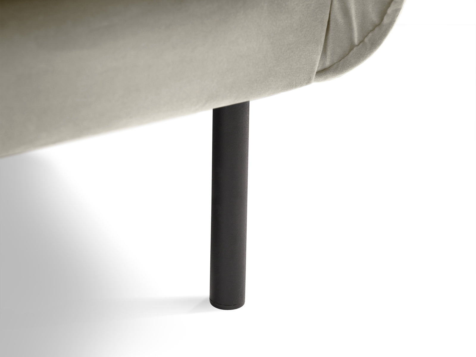 Genießen Sie den Vienna Velour Sessel 94cm von Cosmopolitan Design – ein elegantes, komfortables Möbelstück, das jeden Raum aufwertet.