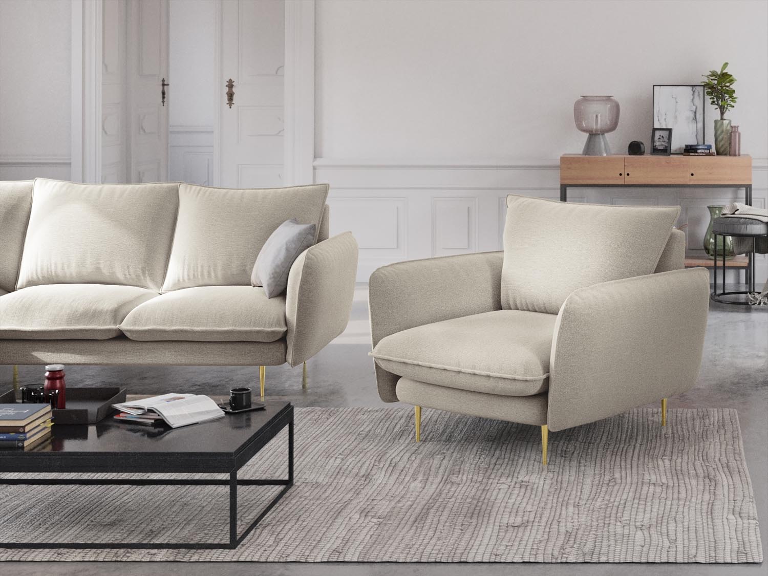 Eleganter Vienna Sessel mit einem Sitzplatz, 94 cm, in sanftem Light Beige und goldenen Akzenten, ideal für stilvolle Wohnräume.