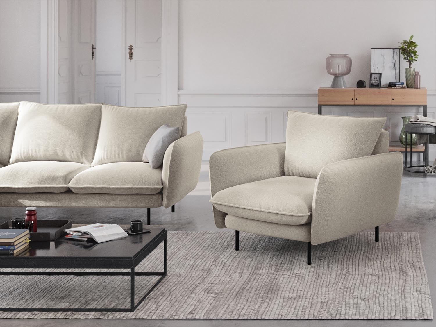 Eleganter Vienna Sessel mit einem Sitzplatz in sanftem Light Beige und stilvollen schwarzen Akzenten, ideal für moderne Wohnräume.