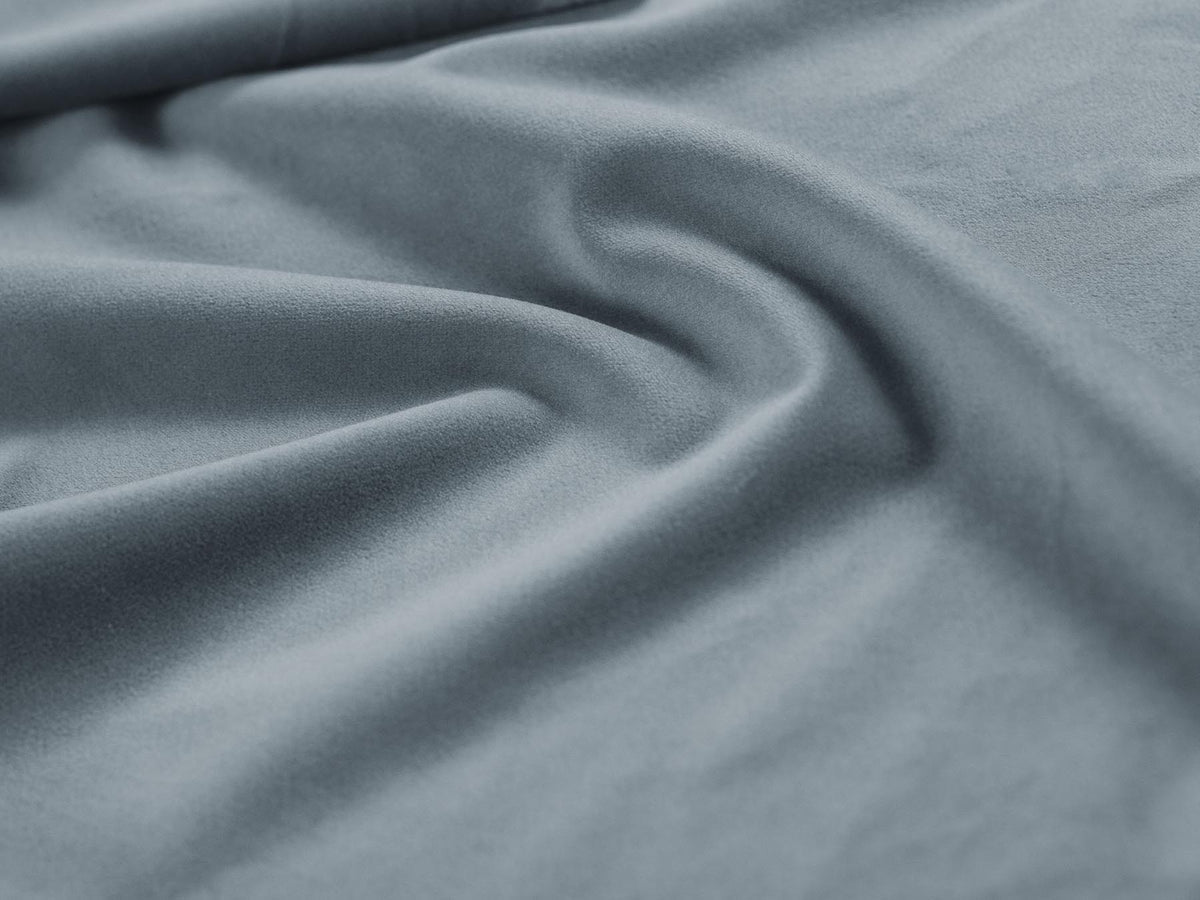 Samt-Bett Livigno von Cosmopolitan Design in Light Beige mit gepolstertem Kopfteil, Metallrahmen und Stauraumkasten 200 x 200 cm.