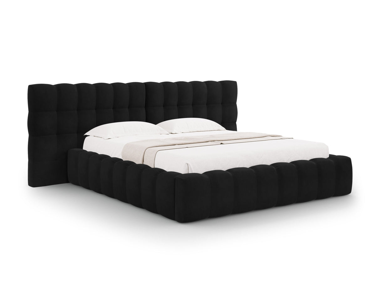 Bali Samt-Bettgestell in Light Beige-Bluvel mit doppeltem gestepptem Kopfteil, Metallrahmen und Stauraum-Bettkasten, Beine aus schwarzem Kunststoff.