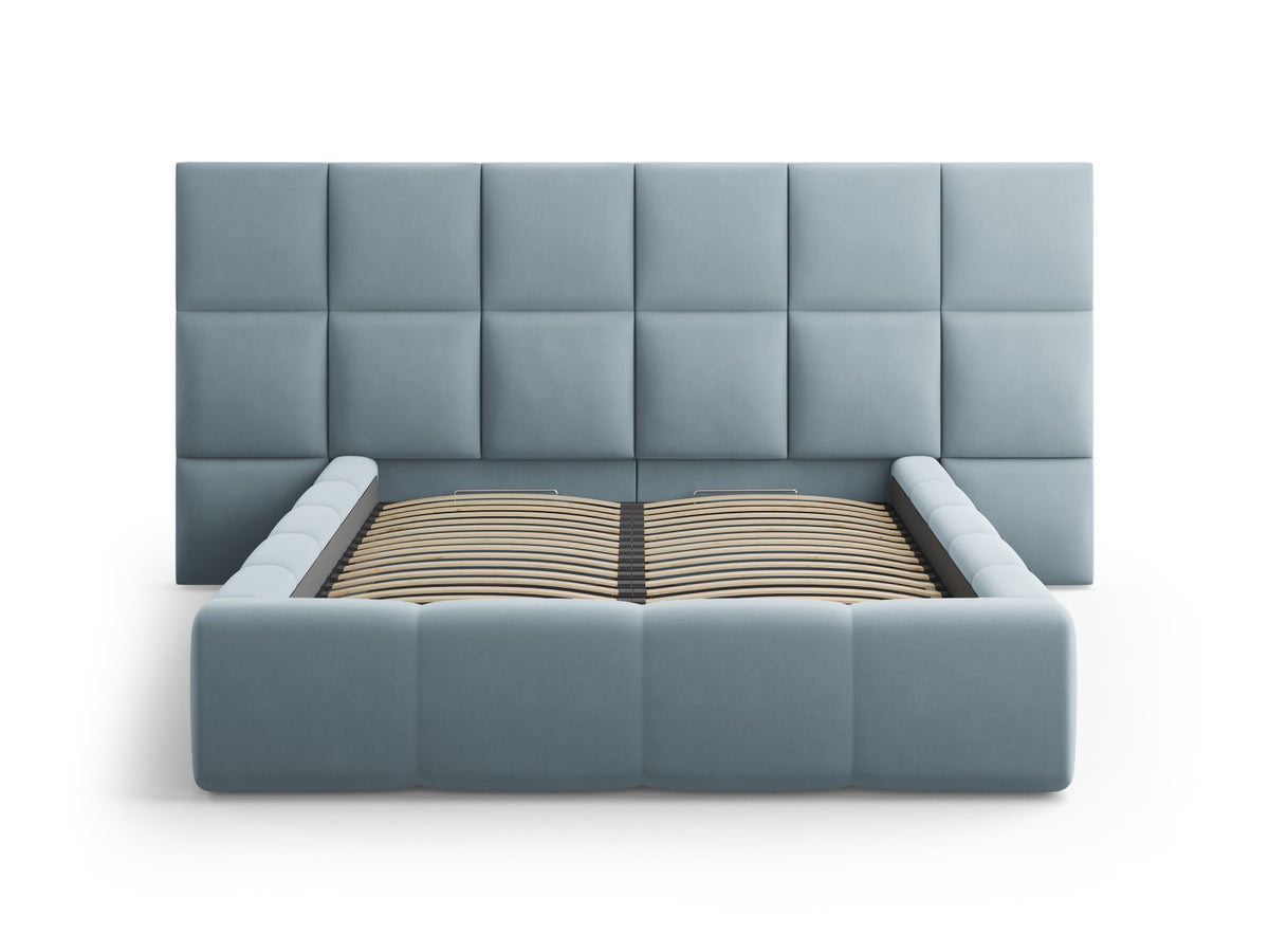 Samt-Bett Livigno von Cosmopolitan Design in Light Beige mit doppeltem Kopfteil, Metallrahmen und Stauraum-Bettkasten, Grösse 160 x 200 cm.