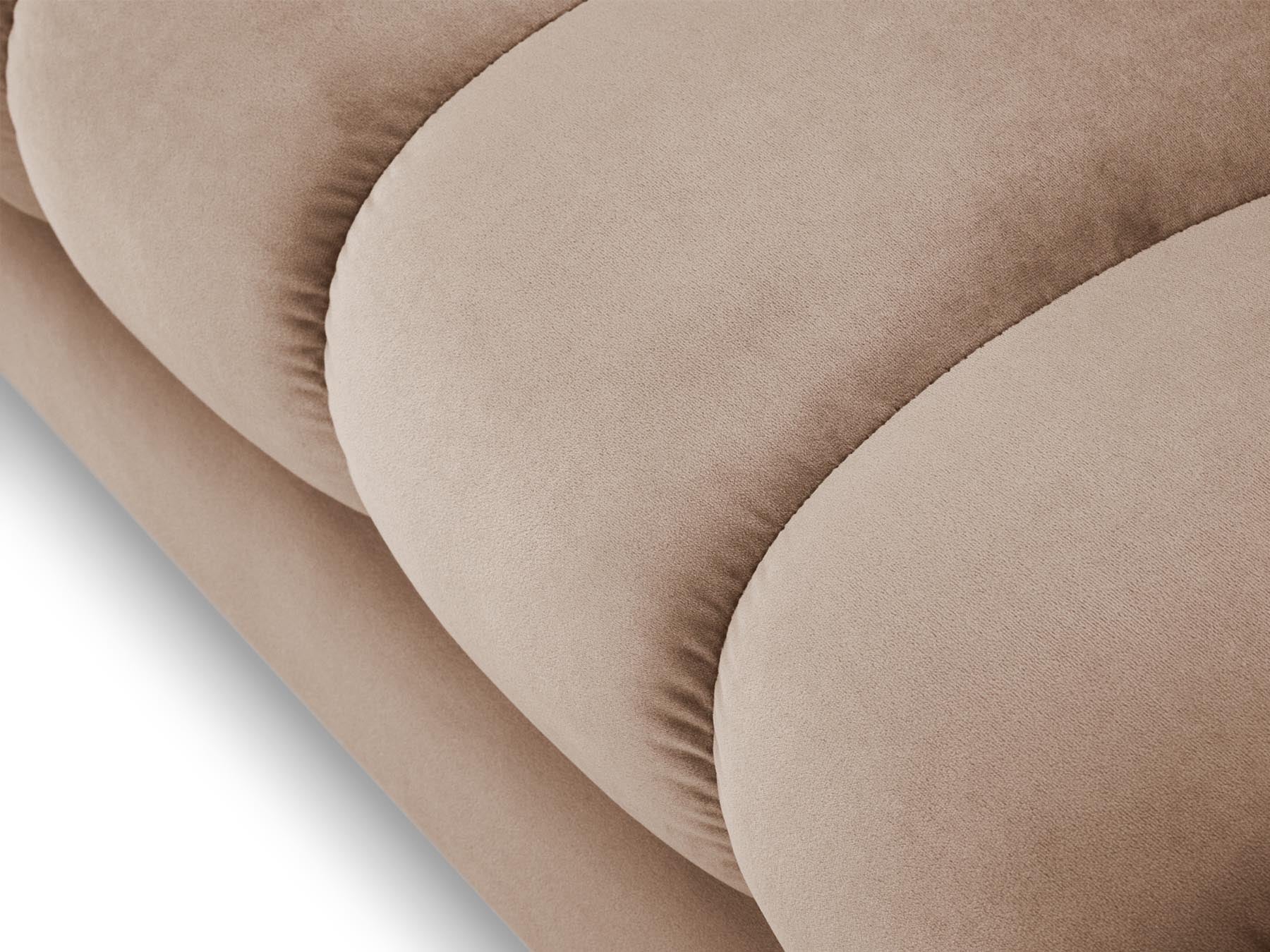 Elegante linke Chaise Longue Bali in sanftem Beige-Bluvel, ideal für moderne Wohnräume und entspannende Rückzugsorte.